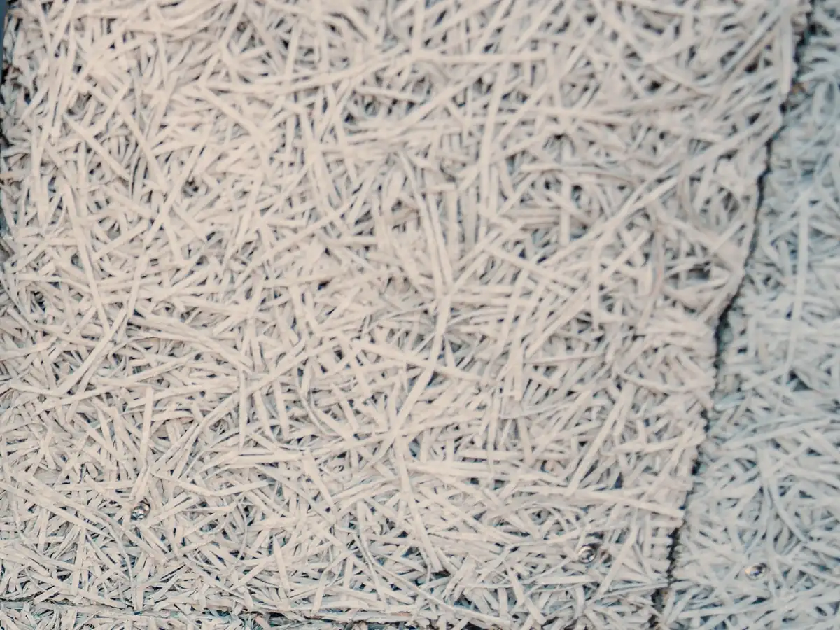 Detail fasády z desek Heraklith na hotové MOLEKULE.